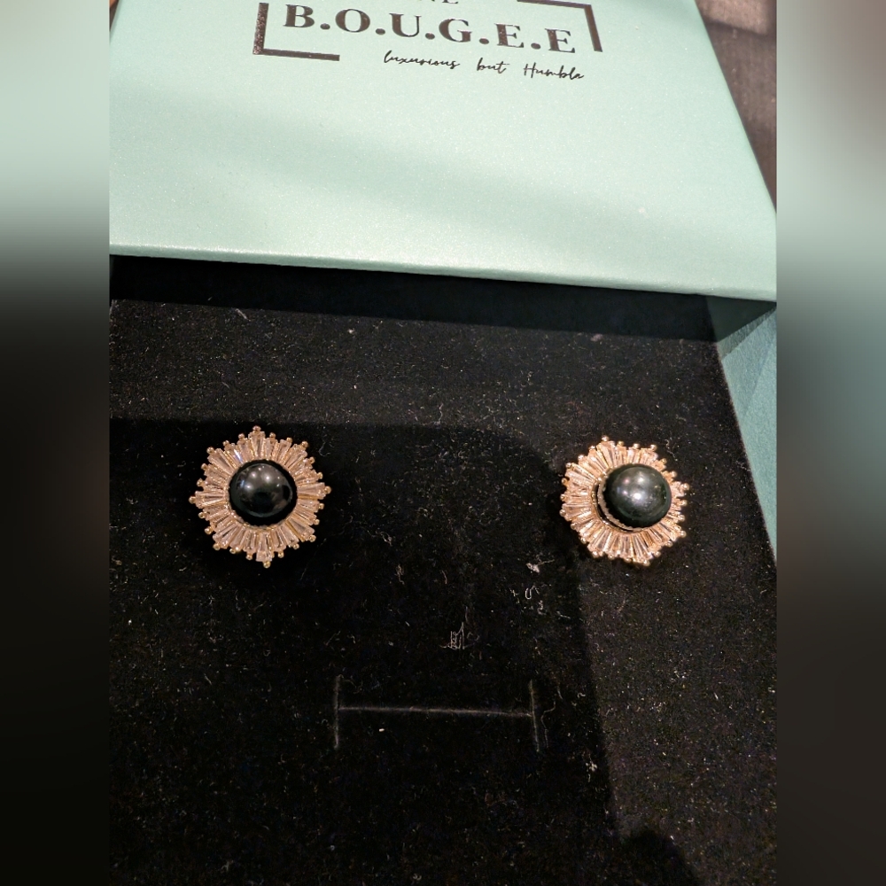 Simple Pearl Earstuds - Picture 8 of 11